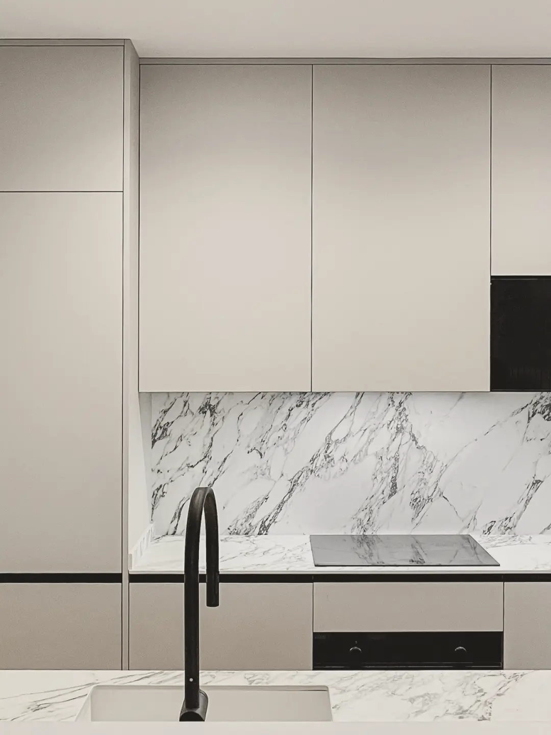 Cocina reformada con encimera de mármol y muebles sin tiradores