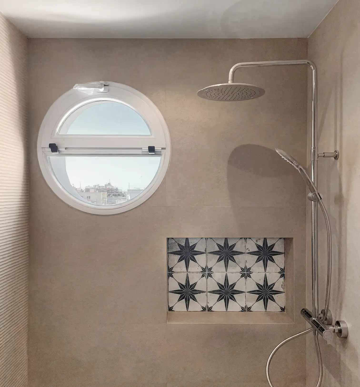 Baño reformado con ducha efecto lluvia y microcemento